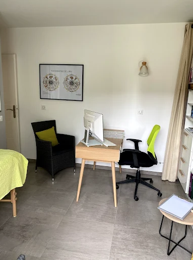 Photo numéro 3 de la galerie de Myriam Joubert : . Prendre RDV