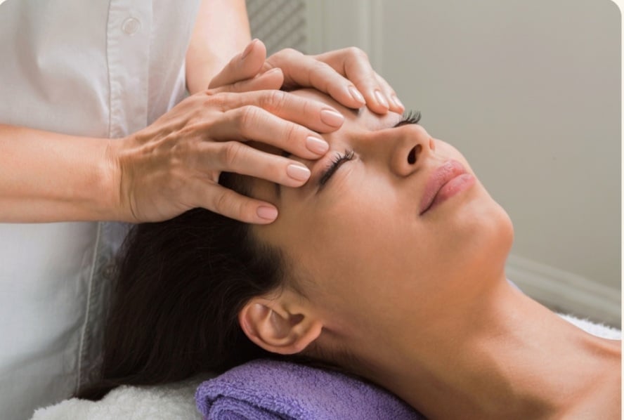 Photo numéro 1 de la galerie de Véronique Montoya : Masseur bien-être à Saint-Germain-de-Fresney. Prendre RDV