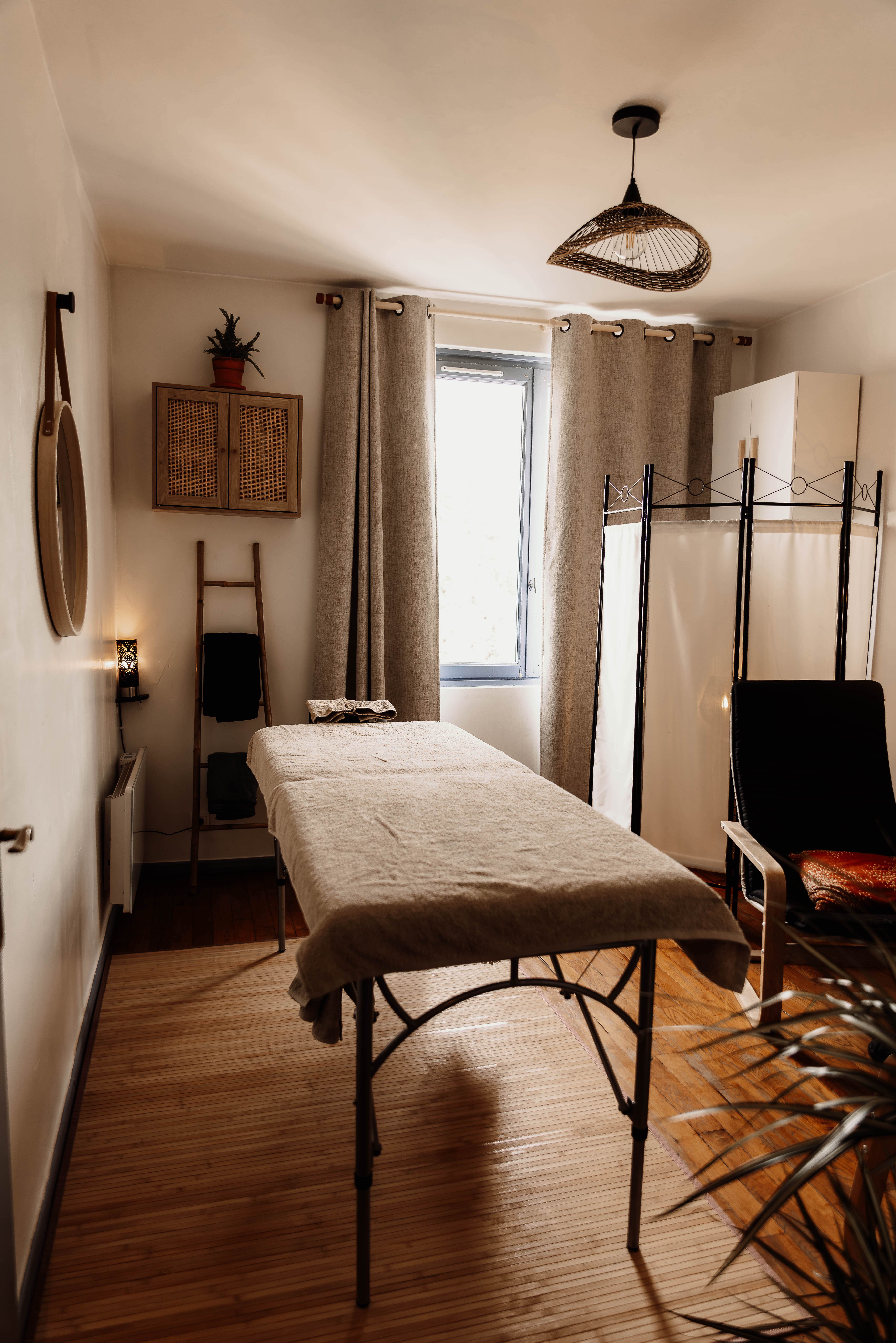 Photo numéro 1 de la galerie de Théodore Dhénain : Masseur bien-être à Villeurbanne. Prendre RDV