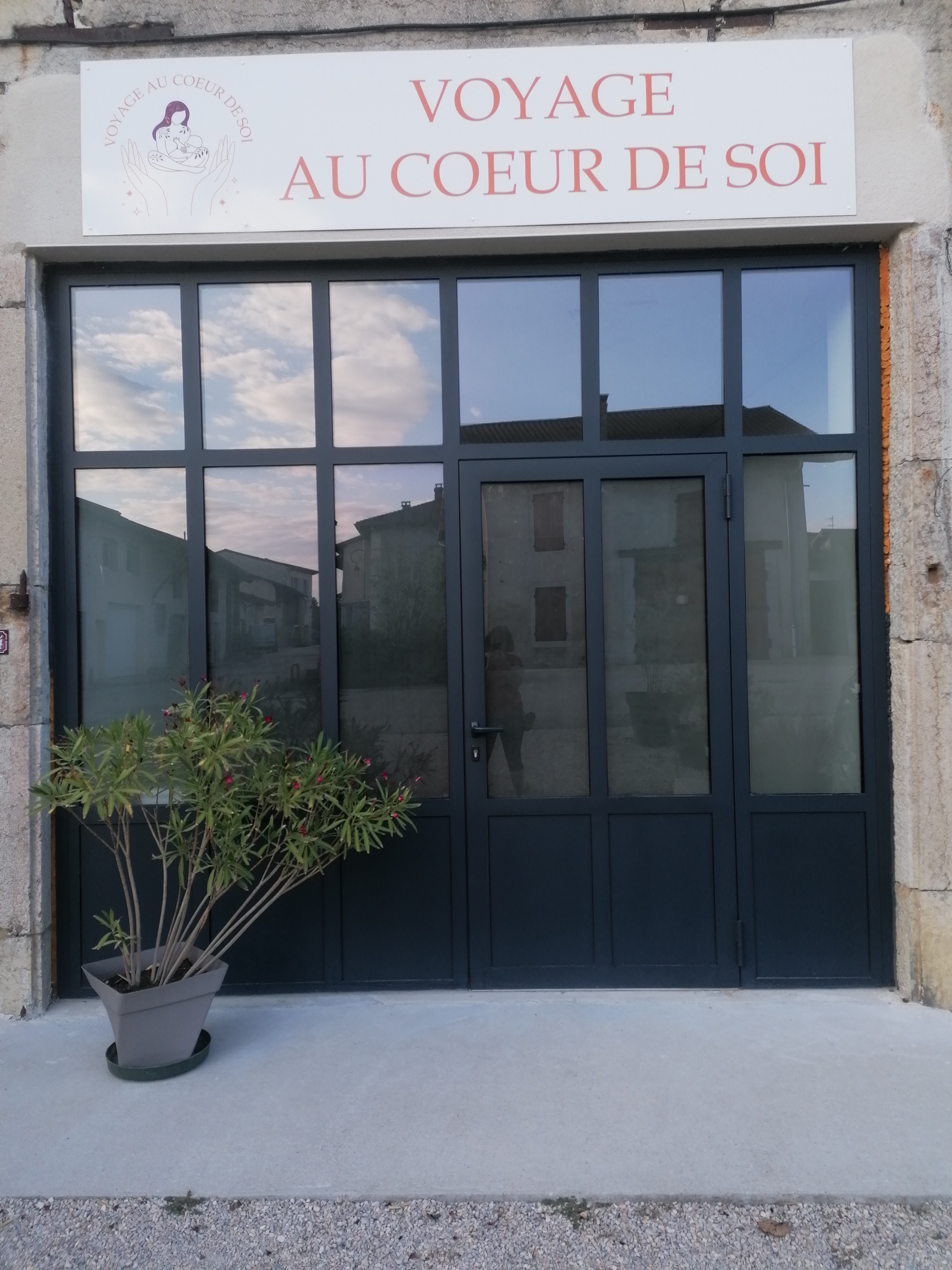 Photo numéro 1 de la galerie de Valérie Laty : Masseur bien-être à Saint-Jean-le-Vieux. Prendre RDV